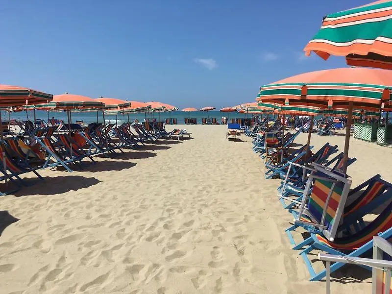 Cosmopolitan Golf & Beach Resort Tirrenia 2*,